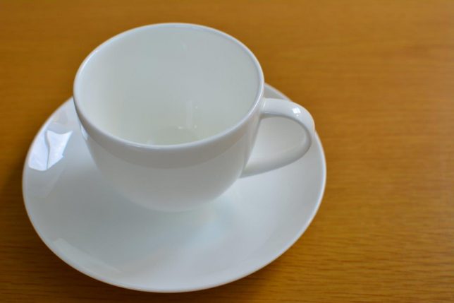 柳宗理デザインのカップ＆ソーサー（ボーンチャイナ）で飲むコーヒーが美味しい。｜hometown-ymgt